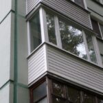 Как самостоятельно выполнить обшивку балкона сайдингом Обшивка сайдингом балкона