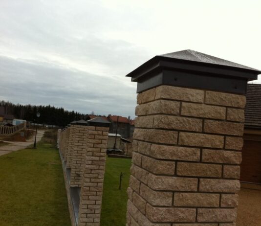 Для чего нужны колпаки для забора?