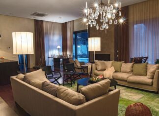 Освещение в доме: что нужно знать, какой свет должен быть в помещении, как пользоваться естественным освещением, создание точек света Знаете ли вы, что освещение - один из самых важных моментов в доме? Мы часто забываем, что он существует, но правда в том, что он имеет решающее значение. Он помогает очертить пространство, сделать его более или менее комфортным, идеальным или не для работы, чтения или сна. Свет - настолько важный элемент, что он рассматривается с самого начала строительства дома вместе с архитектурным проектом. Нужно отметить, что если вас интересуют данная продукция, то посетите интернет-магазин Линия Света по данной ссылке. Продукция, которая там есть будет представлена в следующей таблице. Торшеры Бра Плафоны Настенные светильники Лампочки Уличные светильники Люстры Светодиодные светильники Точечные светильники Как воспользоваться естественным освещением? Естественный свет идеален для любого дома, так как он наиболее удобен для человека из всех типов света. Часто и когда невозможно изменить проемы в доме (двери и окна), идеальным вариантом является использование естественного света путем окрашивания стен в белые или светлые тона, чтобы лучи света отражались в большем количестве. самое яркое пространство. Следует избегать темных штор и плотных тканей, если только вы не хотите полностью блокировать свет, в этом случае рекомендуется использовать шторы «затемнения». Зеркала также помогают отражать свет, поэтому, если хотите, вы можете расширить естественный свет дома. Как обойти ограничения? Можно ли создать больше точек света? Если вы строите дом с нуля, подумайте об освещении, это, несомненно, лучшее время для этого. Не забудьте создать точки прямого света в наиболее важных частях дома, например, на кухне и в ванных комнатах, и воспользуйтесь возможностью создать зоны непрямого света в зонах прохода или отдыха. Если вы не можете создать новые точки света с нуля, вы всегда можете создать их искусственно с помощью «тяги» электричества. Эти новые точки света можно скрыть за потолком или «фальшивыми» стенами из гипсокартона или просто желобами или электрическими кабелями, которые должны быть окрашены в тот же цвет, что и стена / потолок, чтобы максимально нейтрализовать их. Для этих изменений рекомендуется обратиться к специализированному специалисту. Какие лампы выбрать? Вы всегда должны выбирать вариант со светодиодной подсветкой. Низкое потребление, долговечность и воздействие на окружающую среду делают светодиодные лампы идеальным выбором для вашего дома. Сначала необходимо выбрать подходящий разъем для опоры (E14, E27, GU10, GX53 или G9). Тем не менее, вы должны выбрать форму лампы. Имейте в виду, что этот аспект очень важен, когда речь идет о лампах, в которых лампа видна. В этих случаях вам следует выбрать формат глобуса или капли, поскольку они эстетически сбалансированы. И последнее, но не менее важное: вы должны выбрать интенсивность света (люмены) и цветовую температуру. Для общего освещения, жилых помещений и мест отдыха следует выбирать лампы яркостью до 400 люмен, с желтой цветовой температурой. С другой стороны, для рабочих мест или помещений, требующих большего количества света, вы должны выбирать лампы с яркостью более 600 люмен и белого цвета. Как узнать, хорошо ли освещен дом? Где лучше освещение? Кто никогда не жаловался на головную боль при просмотре телевизора или чтении? Вероятно, проблема связана с плохим освещением. Поэтому мы рекомендуем вам подтвердить, что у вас есть хотя бы эти хорошо освещенные зоны: кухонные столешницы, обеденные столы, столы, зоны для чтения и ванные комнаты.