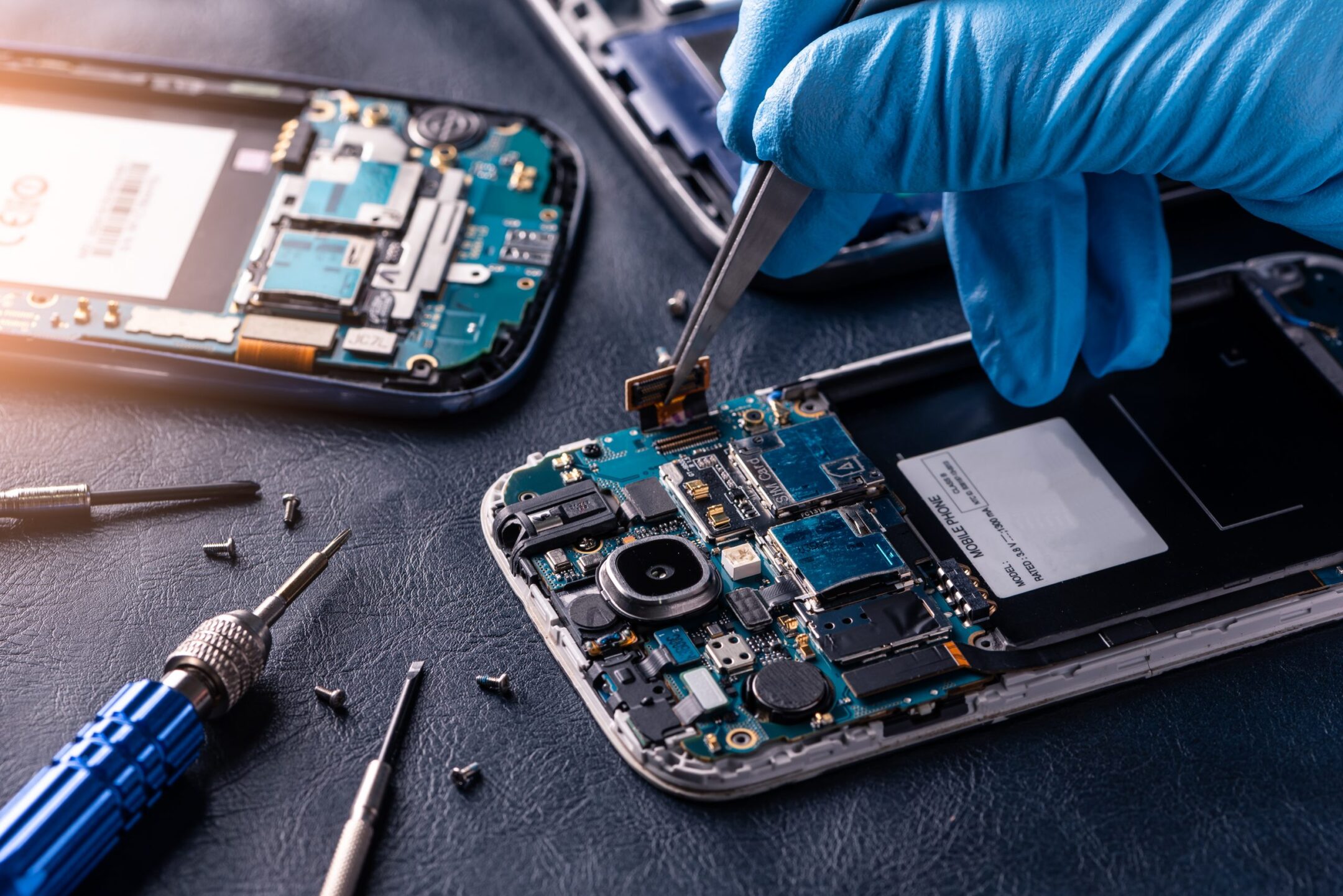 Мобильный смартфон: что может сломаться в первую очередь, как ремонтировать, поломка зарядки, заливка водой, не работает дисплей