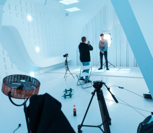 Рекламный ролик: как начать его съемки, необходимое оборудование, этапы работы, чем занимается режиссер, креативная работа, монтаж готового видео Рекламный ролик: как начать его съемки, необходимое оборудование, этапы работы, чем занимается режиссер, креативная работа, монтаж готового видео