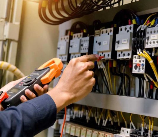 Почему стоит воспользоваться услугами лицензированного электрика? Почему стоит воспользоваться услугами лицензированного электрика?