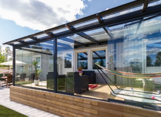 Стоит ли использовать поликарбонат для остекления веранды: что это, разновидности, критерии выбора, преимущества