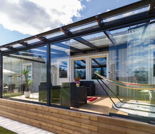 Стоит ли использовать поликарбонат для остекления веранды: что это, разновидности, критерии выбора, преимущества