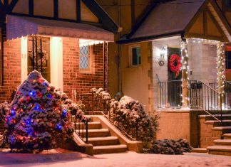 Как правильно украсить частный дом на Новый год