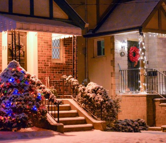 Как правильно украсить частный дом на Новый год