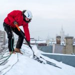 Преимущества услуг по уборке снега с крыш Преимущества услуг по уборке снега с крыш