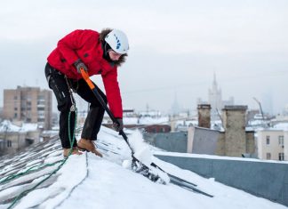 Преимущества услуг по уборке снега с крыш Преимущества услуг по уборке снега с крыш