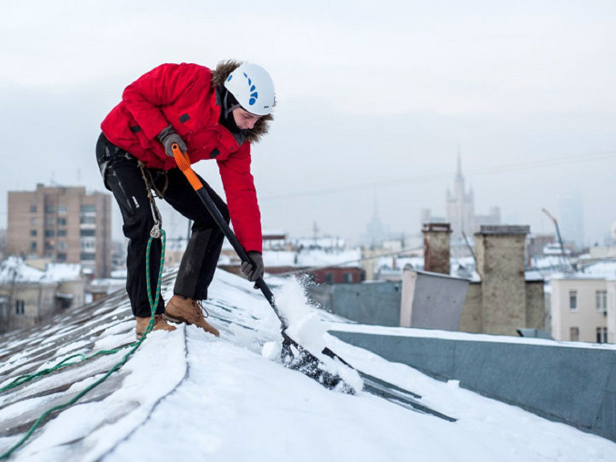 Преимущества услуг по уборке снега с крыш