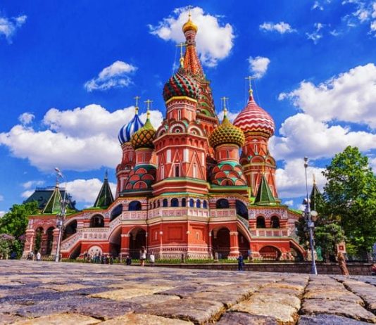 Куда поехать отдыхать этим летом: 10 самых красивых городов России 2-st_basils_church-e1533682800143-9450034