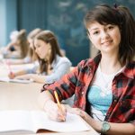 Как подготовиться к ЕГЭ по биологии: структура экзамена, план подготовки radostnaya-devushka-khorosho-sdala-ekzamen-2546223