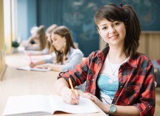 Как подготовиться к ЕГЭ по биологии: структура экзамена, план подготовки radostnaya-devushka-khorosho-sdala-ekzamen-2546223