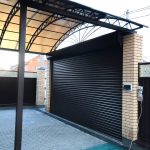 Установка секционных ворот для заборов: зачем они нужны и какие преимущества они предоставляют