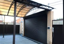 Установка секционных ворот для заборов: зачем они нужны и какие преимущества они предоставляют