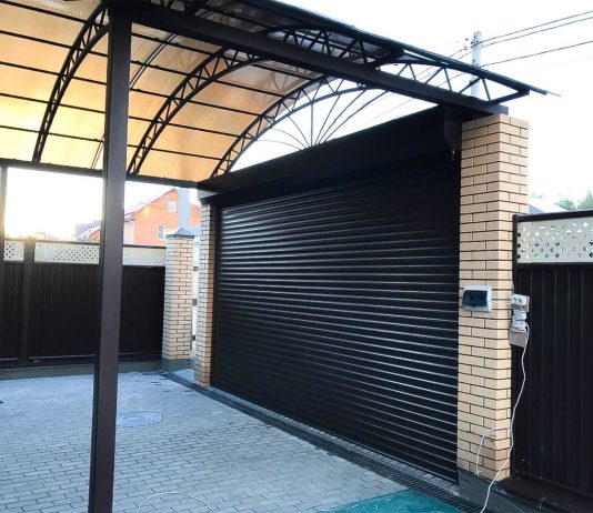 Установка секционных ворот для заборов: зачем они нужны и какие преимущества они предоставляют