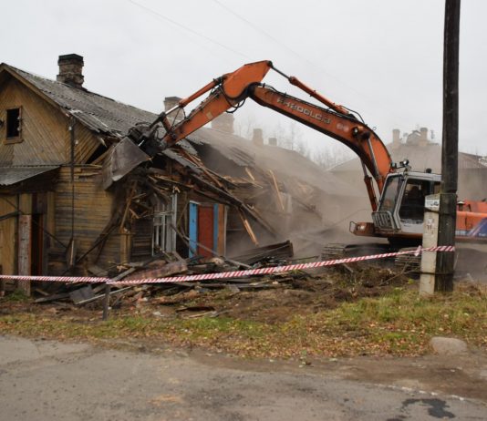 Когда стоит обратиться за услугой снос домов?