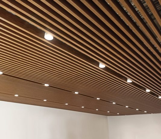 Как выполняется монтаж реечного потолка?