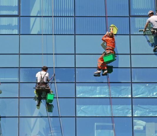 Мойка фасадов — ключ к блестящему облику вашего здания