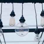 Почему окна желтеют со временем и как этого избежать