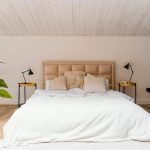 Как создать уютную спальню на мансарде