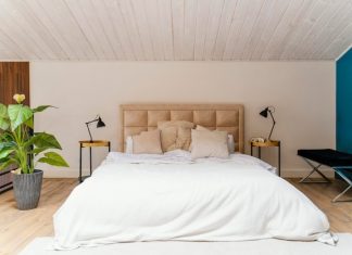 Как создать уютную спальню на мансарде