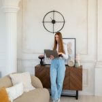 Идеи и советы по декорированию стен в гостиной