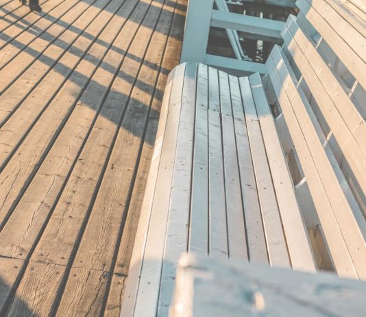 Палубная доска: как выбрать и использовать материал для террасы, чтобы он прослужил годами