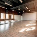 Ламинат для коммерческих помещений: практичность, которая работает на бизнес