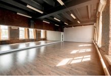 Ламинат для коммерческих помещений: практичность, которая работает на бизнес