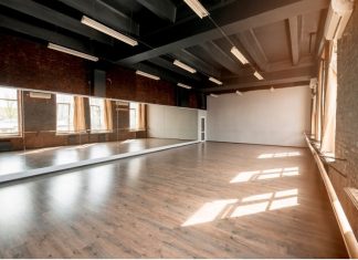 Ламинат для коммерческих помещений: практичность, которая работает на бизнес