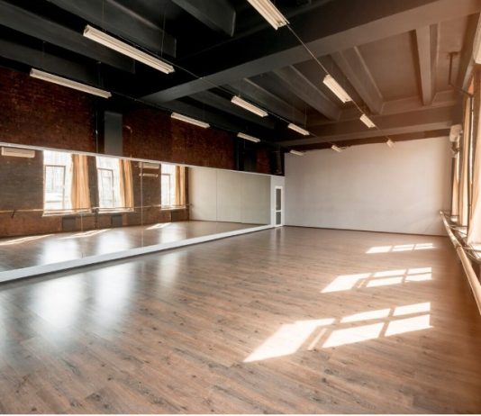 Ламинат для коммерческих помещений: практичность, которая работает на бизнес