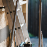 Складная чердачная лестница с люком: практичное решение для удобного доступа на чердак