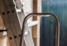 Складная чердачная лестница с люком: практичное решение для удобного доступа на чердак