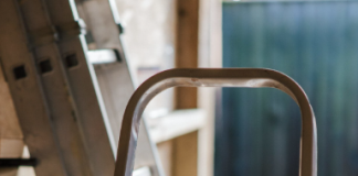 Складная чердачная лестница с люком: практичное решение для удобного доступа на чердак