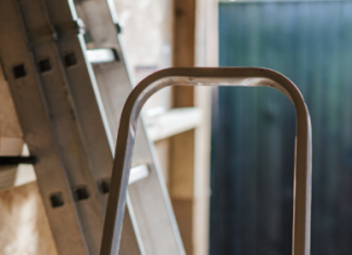 Складная чердачная лестница с люком: практичное решение для удобного доступа на чердак