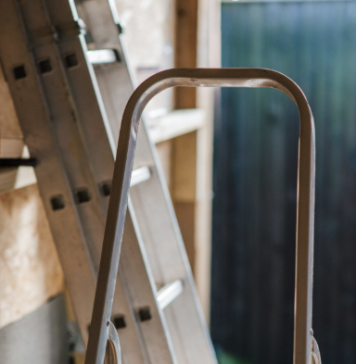 Складная чердачная лестница с люком: практичное решение для удобного доступа на чердак