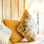 Сейчас в тренде интерьерный текстиль с вышивкой: как с помощью подушек, покрывал и штор сделать дом по-настоящему уютным