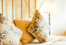 Сейчас в тренде интерьерный текстиль с вышивкой: как с помощью подушек, покрывал и штор сделать дом по-настоящему уютным