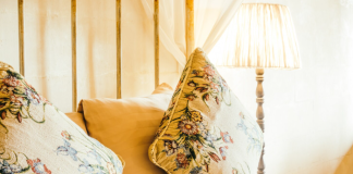 Сейчас в тренде интерьерный текстиль с вышивкой: как с помощью подушек, покрывал и штор сделать дом по-настоящему уютным