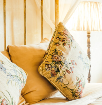 Сейчас в тренде интерьерный текстиль с вышивкой: как с помощью подушек, покрывал и штор сделать дом по-настоящему уютным