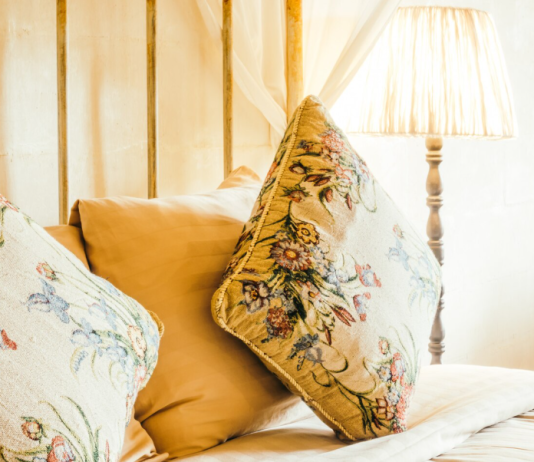 Сейчас в тренде интерьерный текстиль с вышивкой: как с помощью подушек, покрывал и штор сделать дом по-настоящему уютным