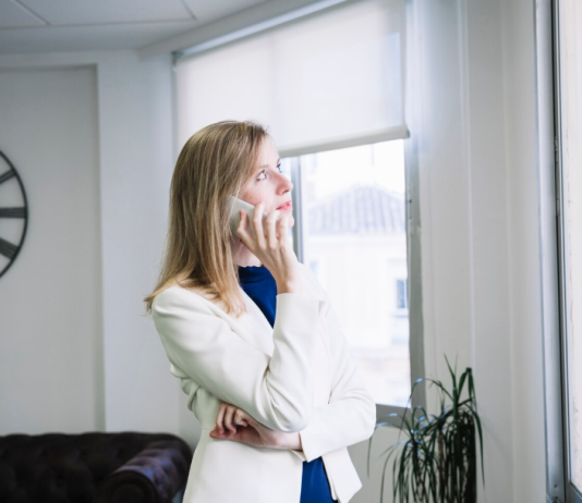 Технологичный уют: интеграция электрокарнизов в проекты квартир и домов